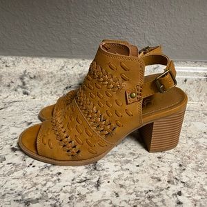NEW IN BOX SUGAR HONEY BURISHED Style CHUNKY SANDAL heels in size 6.5